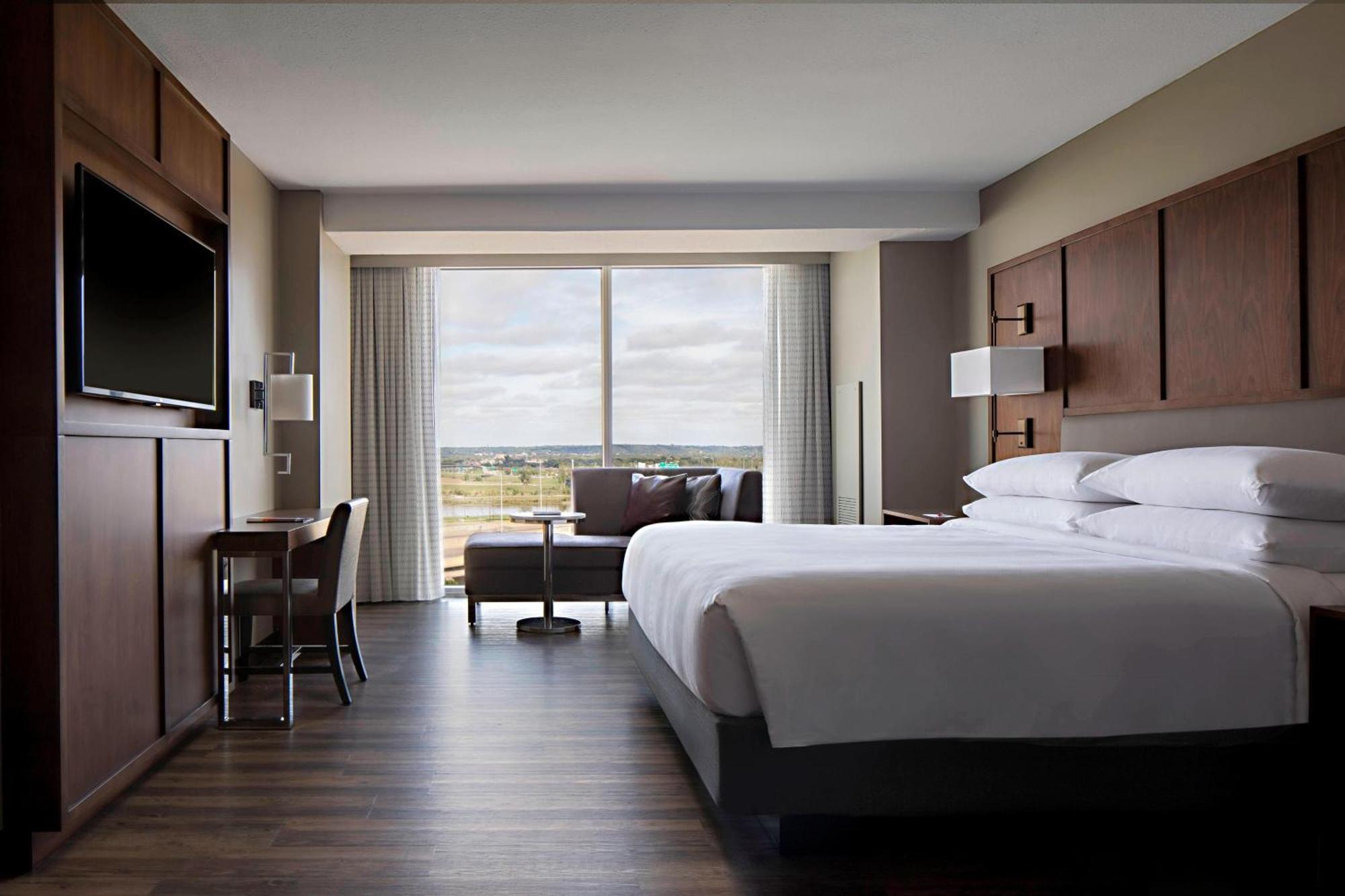 Отель Omaha Marriott Downtown At The Capitol District Экстерьер фото